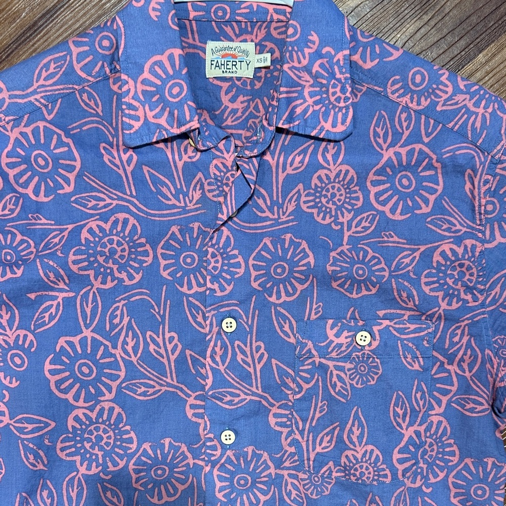 Faherty Men's Pink and Blue Floral Button Down Shirt